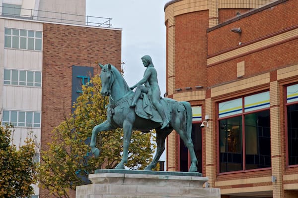 Statue de Lady Godiva mettant en vedette statue ou sculpture