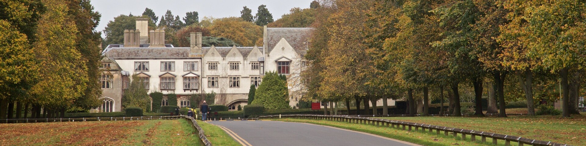 Coventry ofreciendo hojas de otoño, una casa y jardín