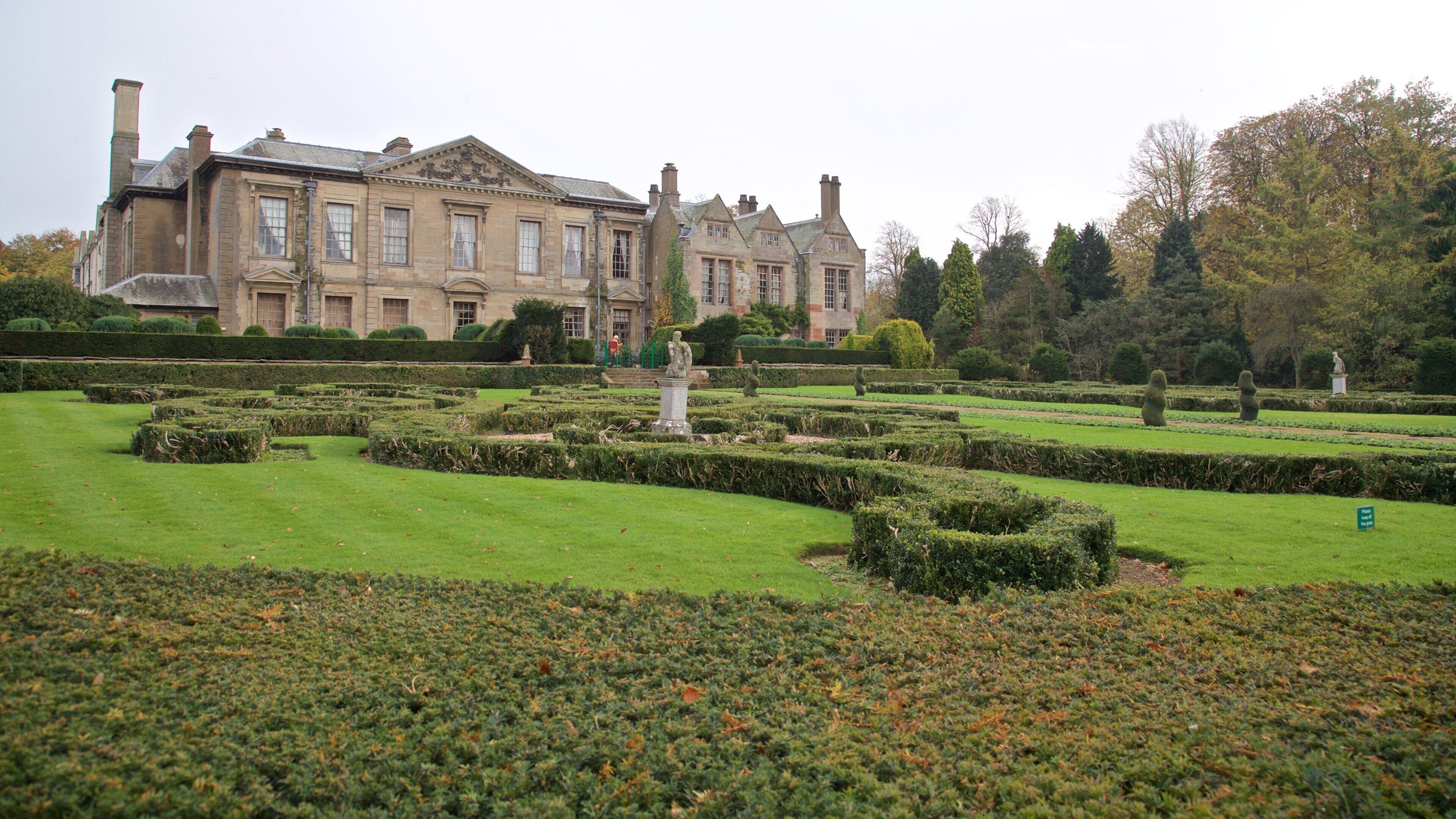 Coombe Abbey Country Park featuring talo, puisto ja vanha arkkitehtuuri