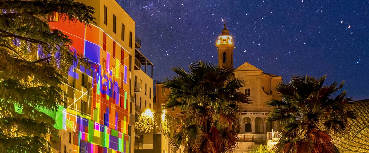 Pasteur Hospital of Nice and church in the night with starry sky
Hôpital Pasteur et monastère à Nice sous un ciel étoilé