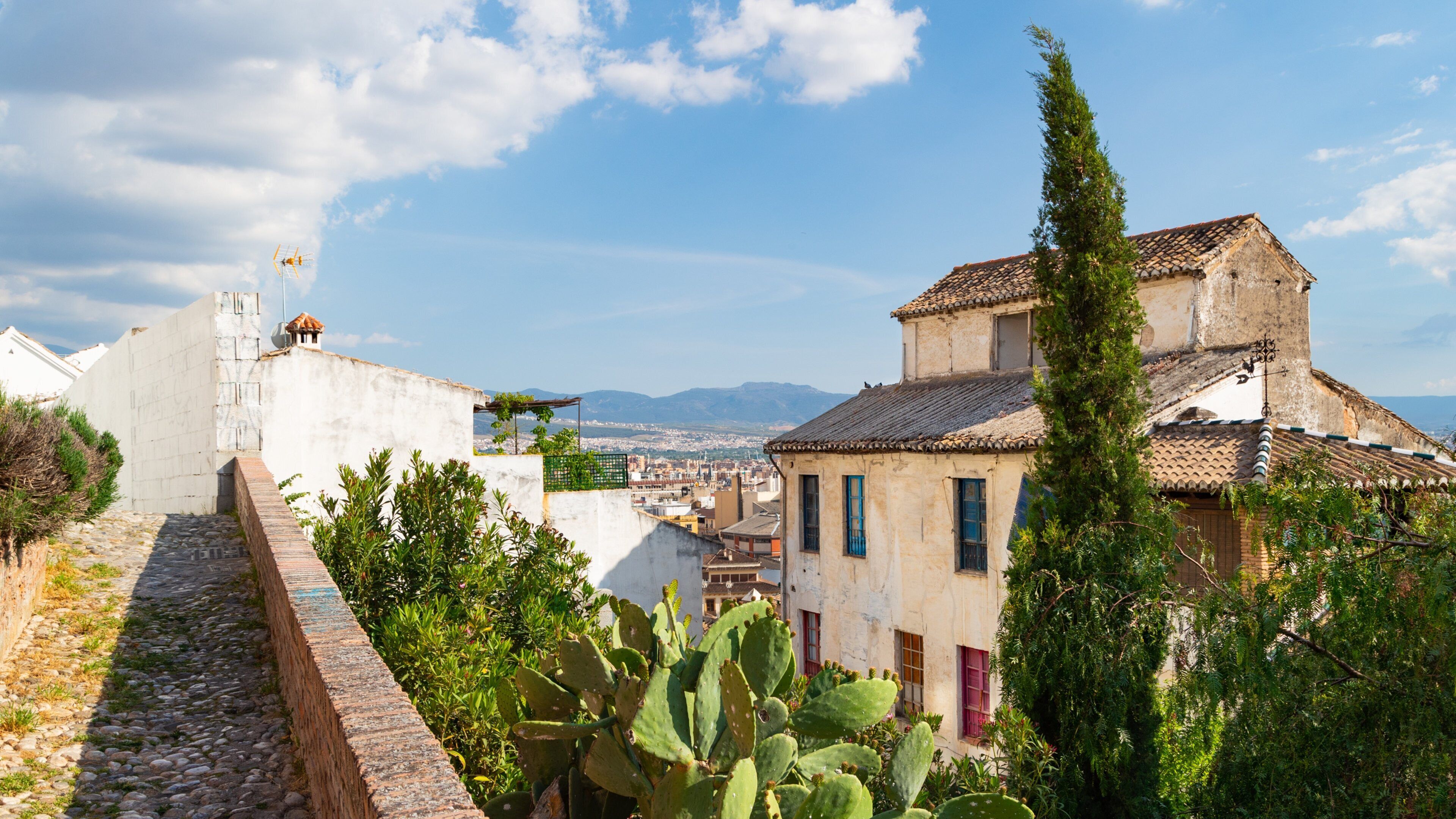 Albaicín featuring a house, heritage elements and views
