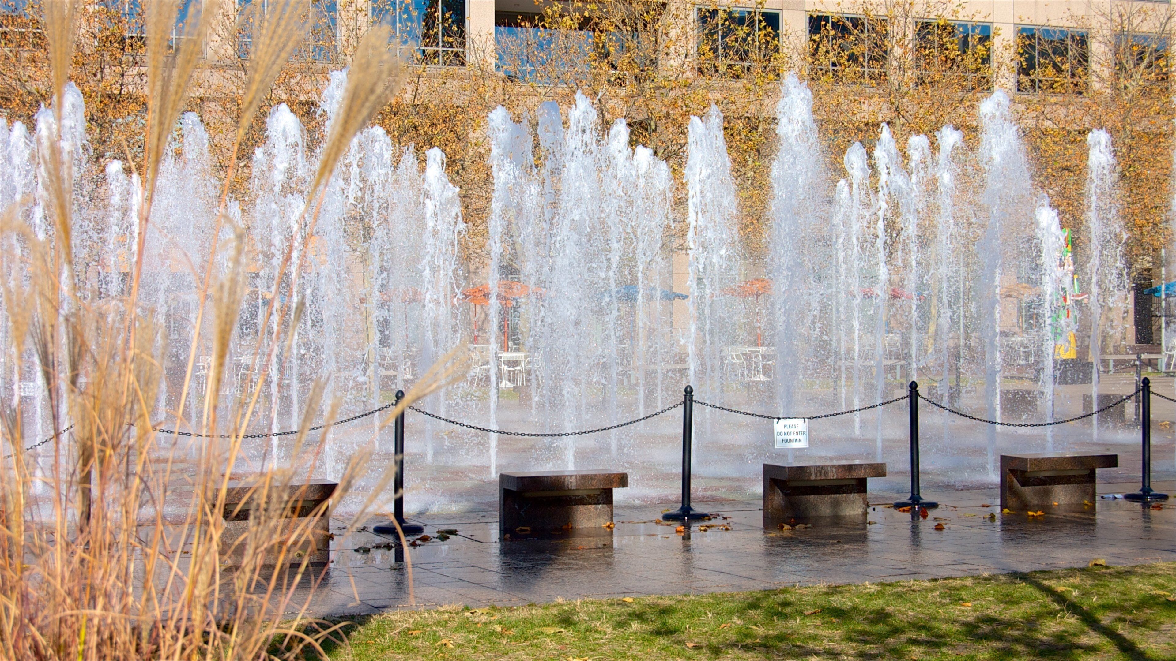 Sea Life Aquarium qui includes fontaine