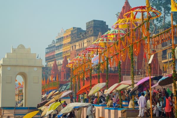 Dasaswamedh ghat qui includes marchés aussi bien que important groupe de personnes
