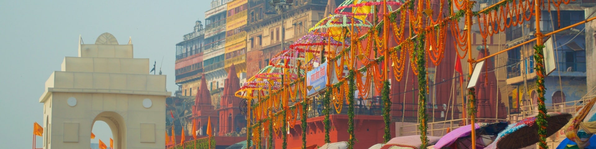 Dasaswamedh ghat mostrando mercados assim como um grande grupo de pessoas