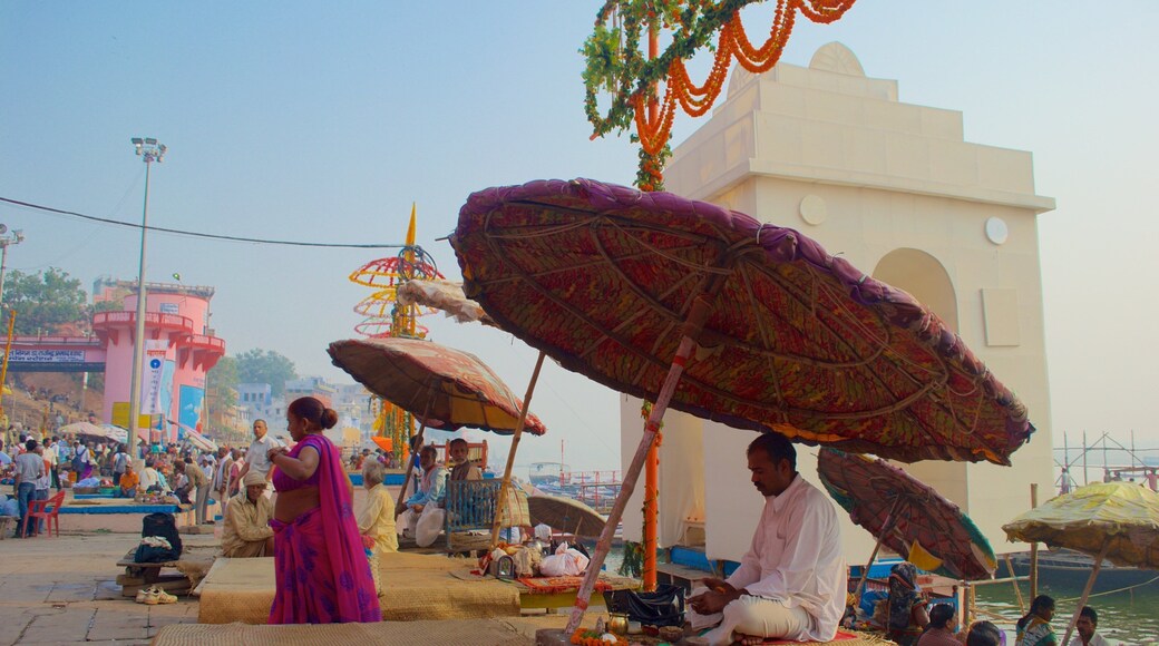 Dasaswamedh ghat som viser marked i tillegg til en liten gruppe med mennesker