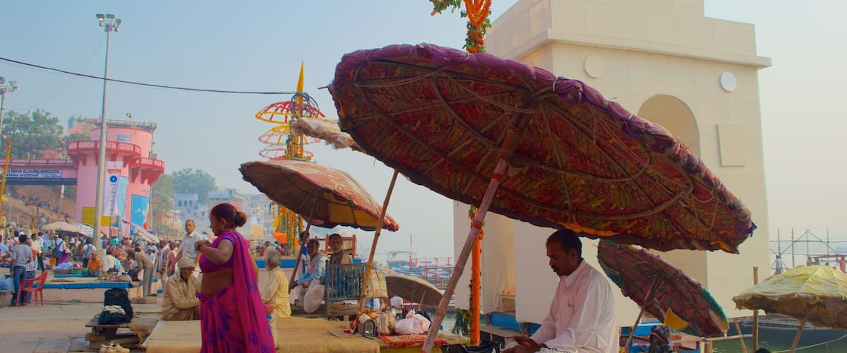 Dasaswamedh ghat mit einem Märkte sowie kleine Menschengruppe