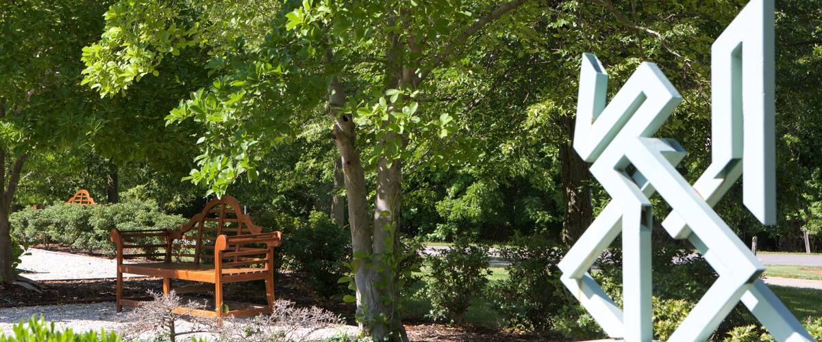 Maryland Quiet Waters Park ofreciendo una estatua o escultura y un jardín