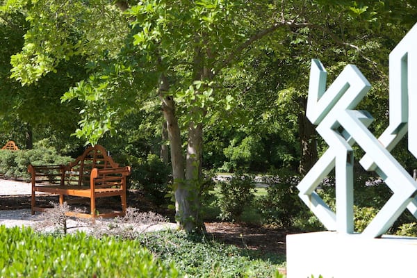 Maryland Quiet Waters Park das einen Statue oder Skulptur und Garten