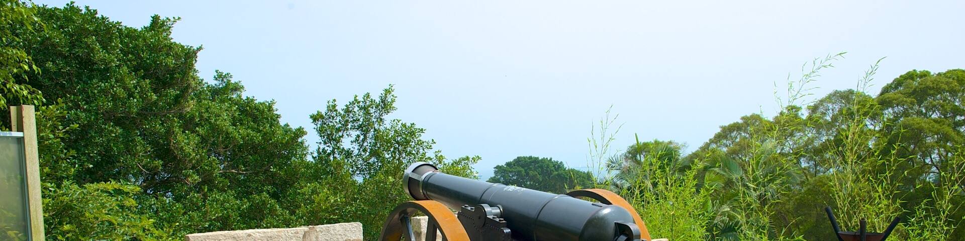 Fortaleza Hulishan mostrando artículos militares y un monumento