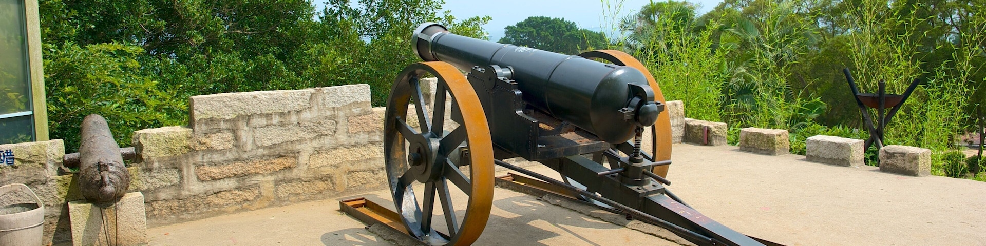 胡里山炮台 呈现出 紀念碑 和 軍事用品