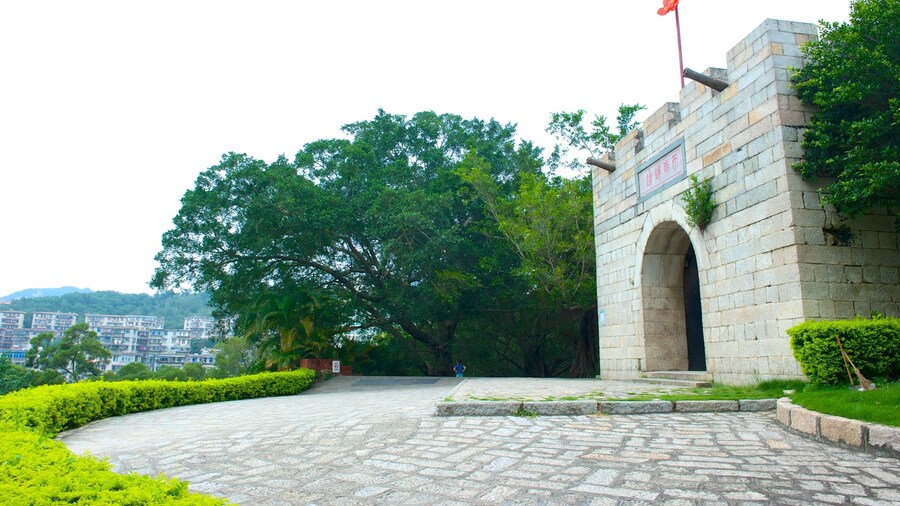 Hulishan Cannon Fort which includes chateau or palace and heritage architecture