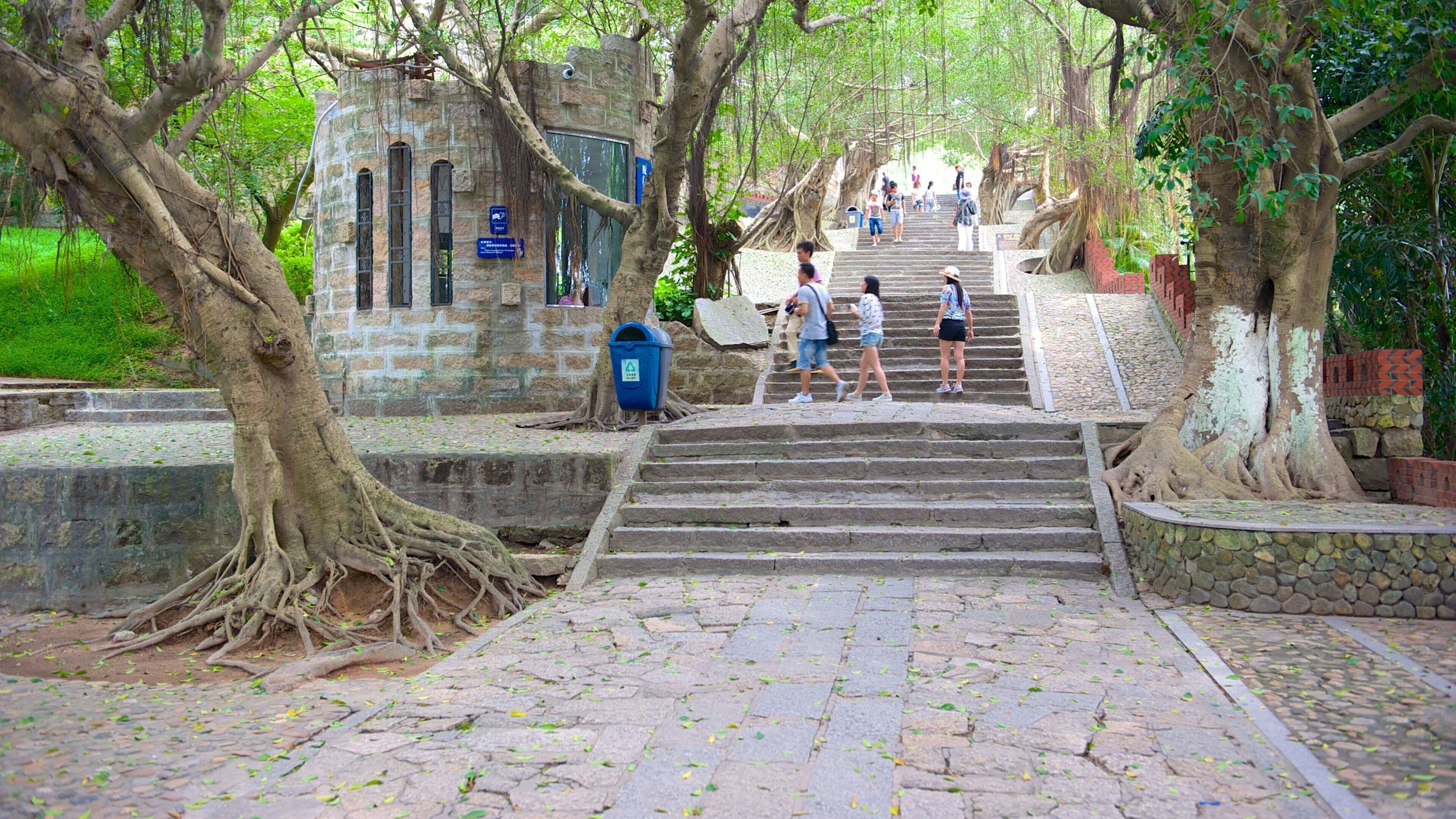 Hulishan kanonfestning som viser historisk arkitektur, slott og park