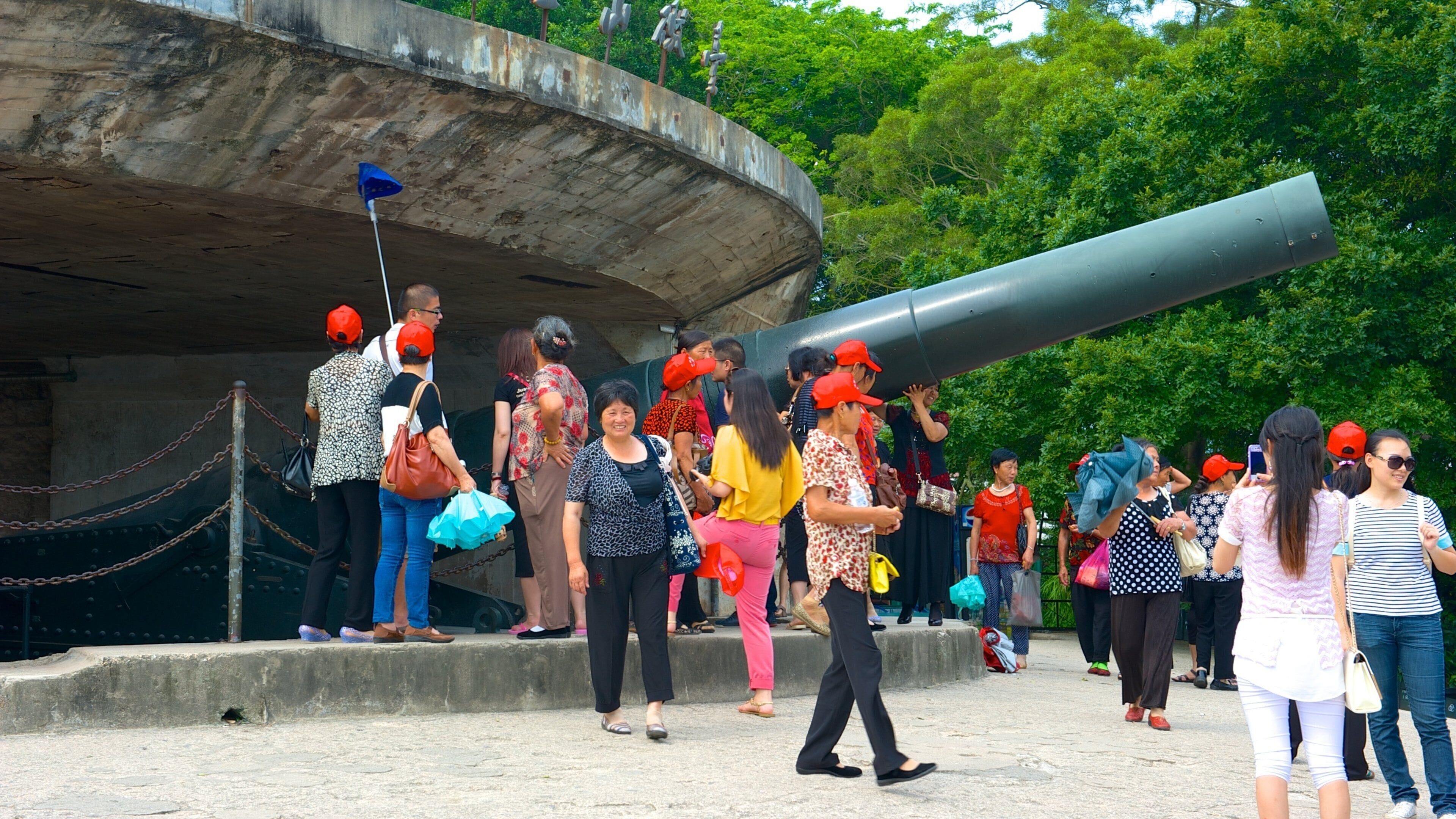 Hulishan Festung das einen Burg und Militärisches sowie große Menschengruppe
