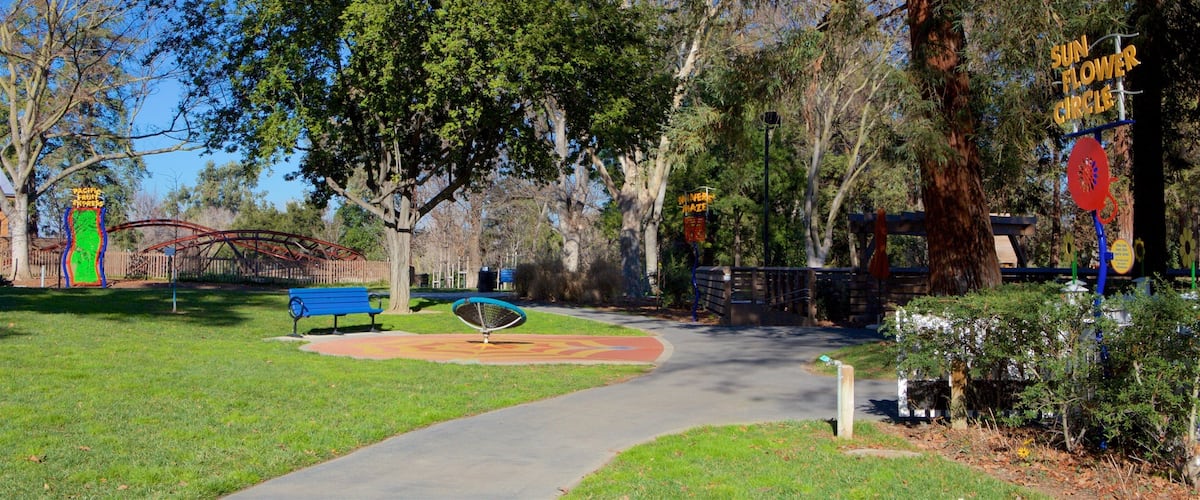 Happy Hollow Park and Zoo qui includes signalisation et jardin