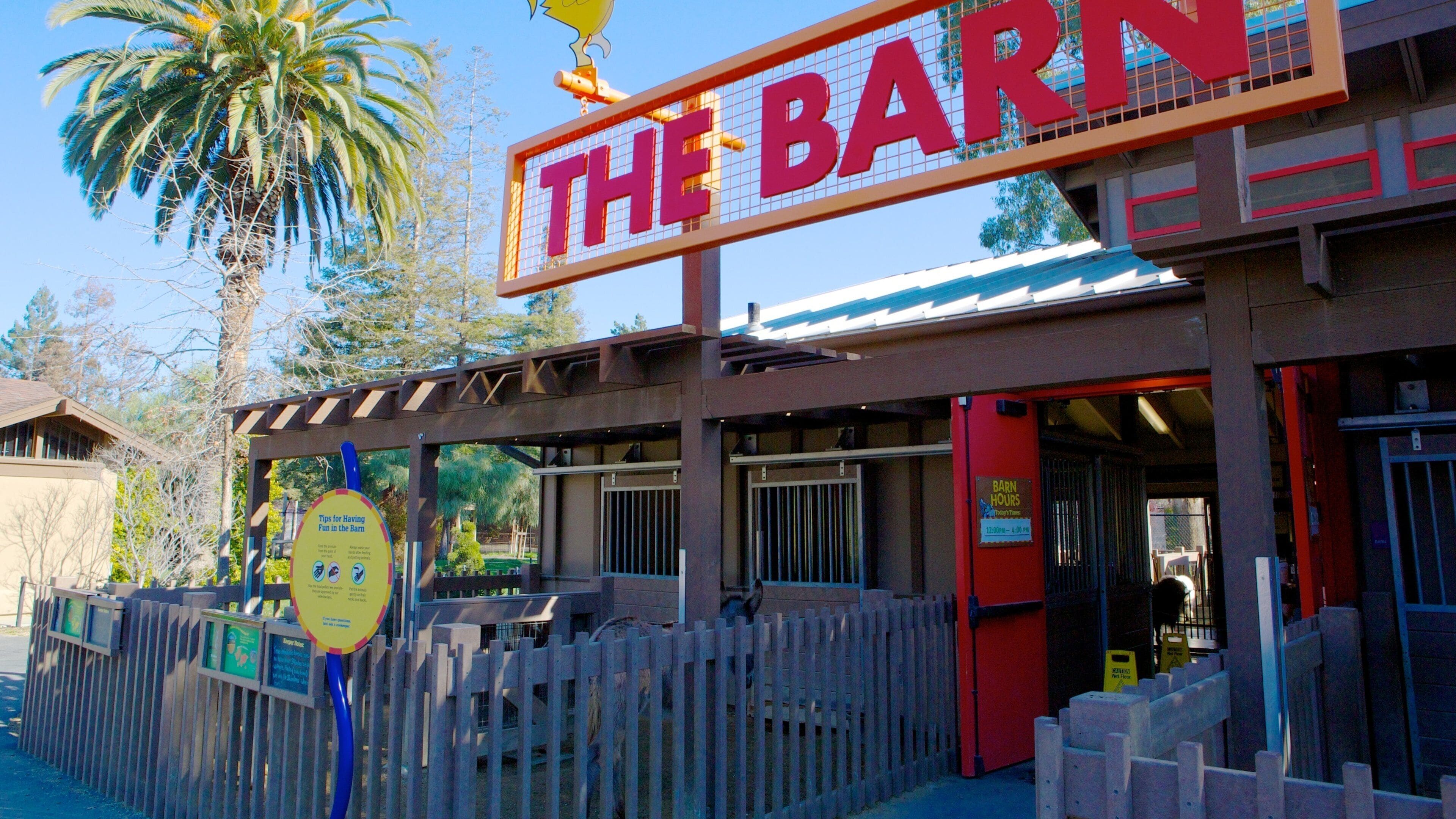 Parque y zoológico Happy Hollow ofreciendo animales de zoológico y señalización