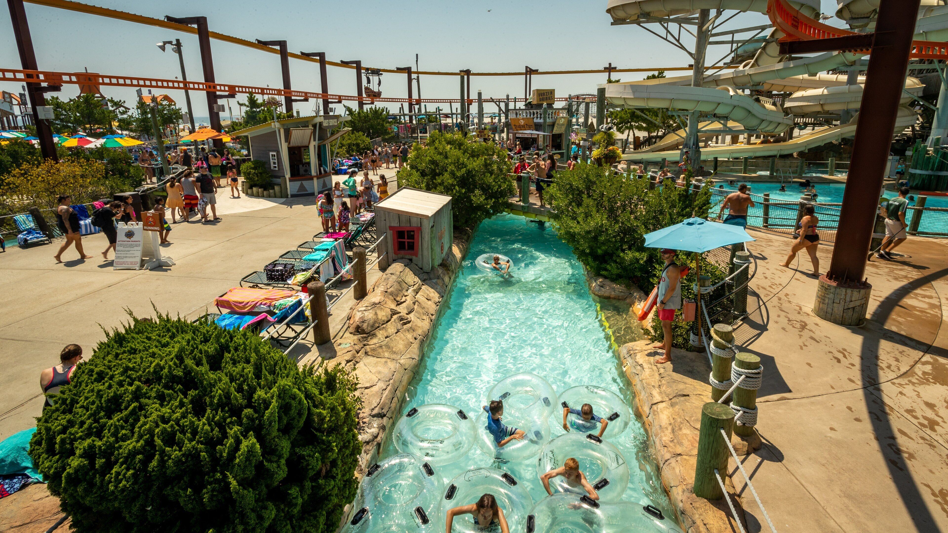 Raging Waters showing a waterpark