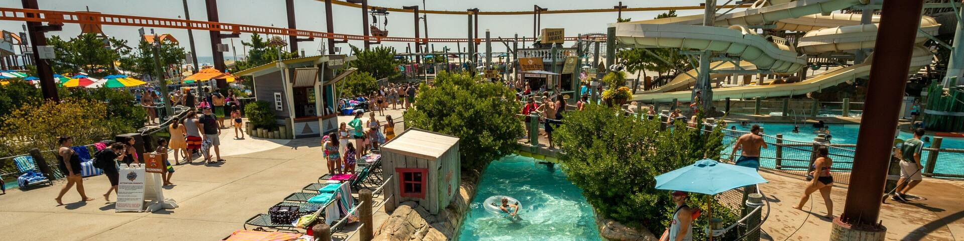 Raging Waters showing a waterpark