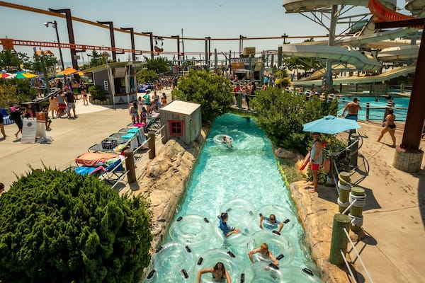 Raging Waters showing a waterpark