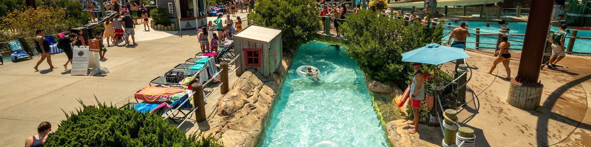 Raging Waters showing a waterpark