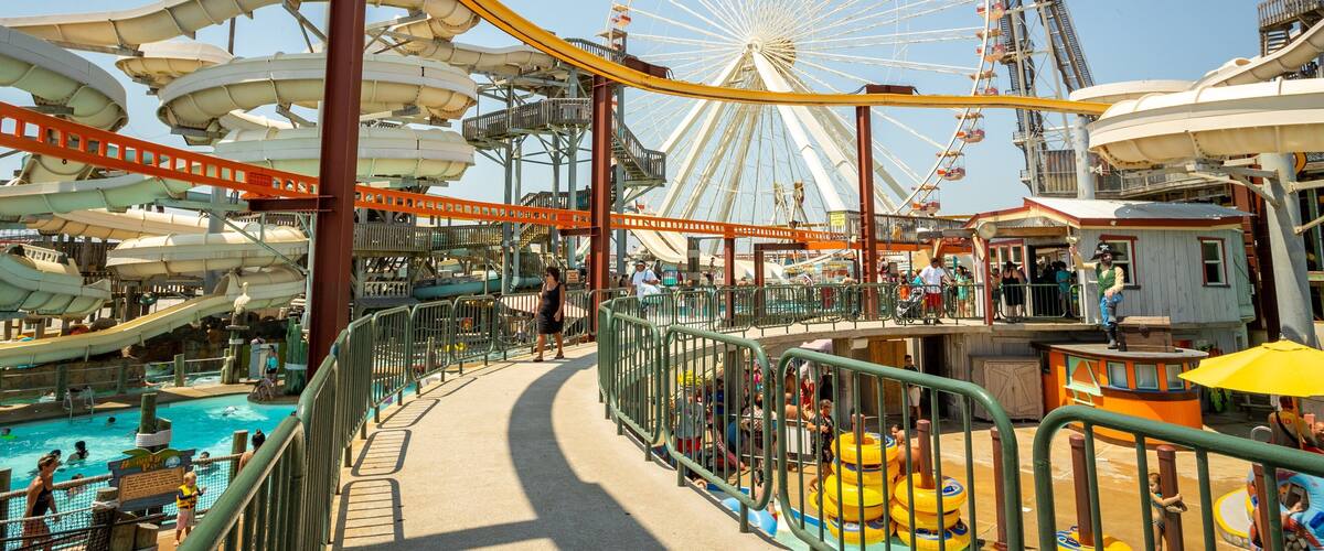 Raging Waters showing a waterpark