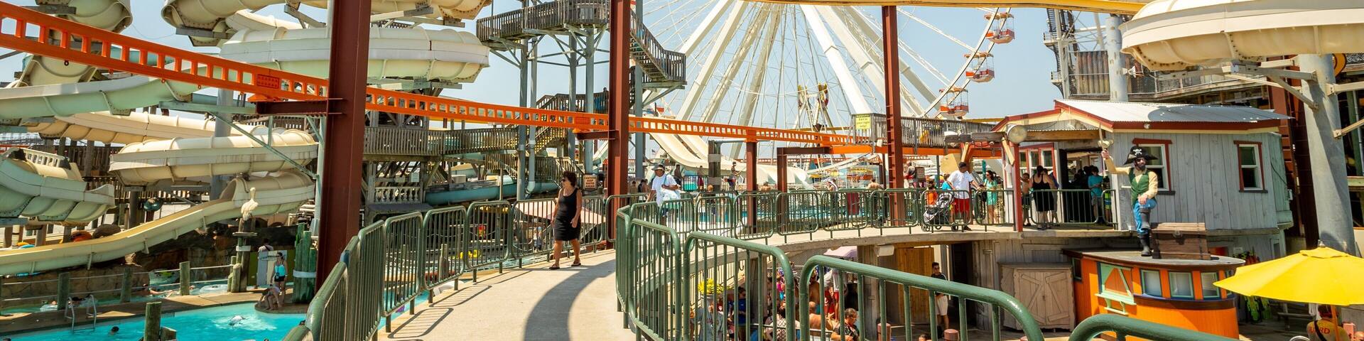 Raging Waters showing a waterpark