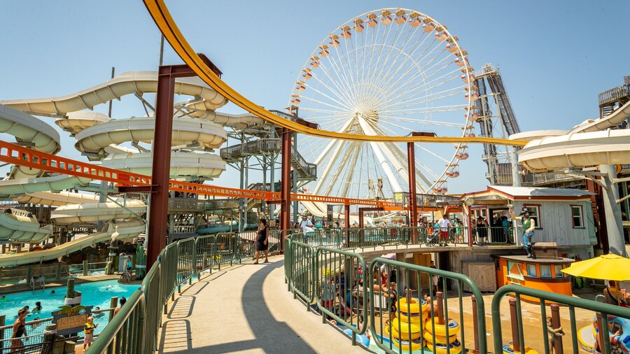 Raging Waters showing a waterpark