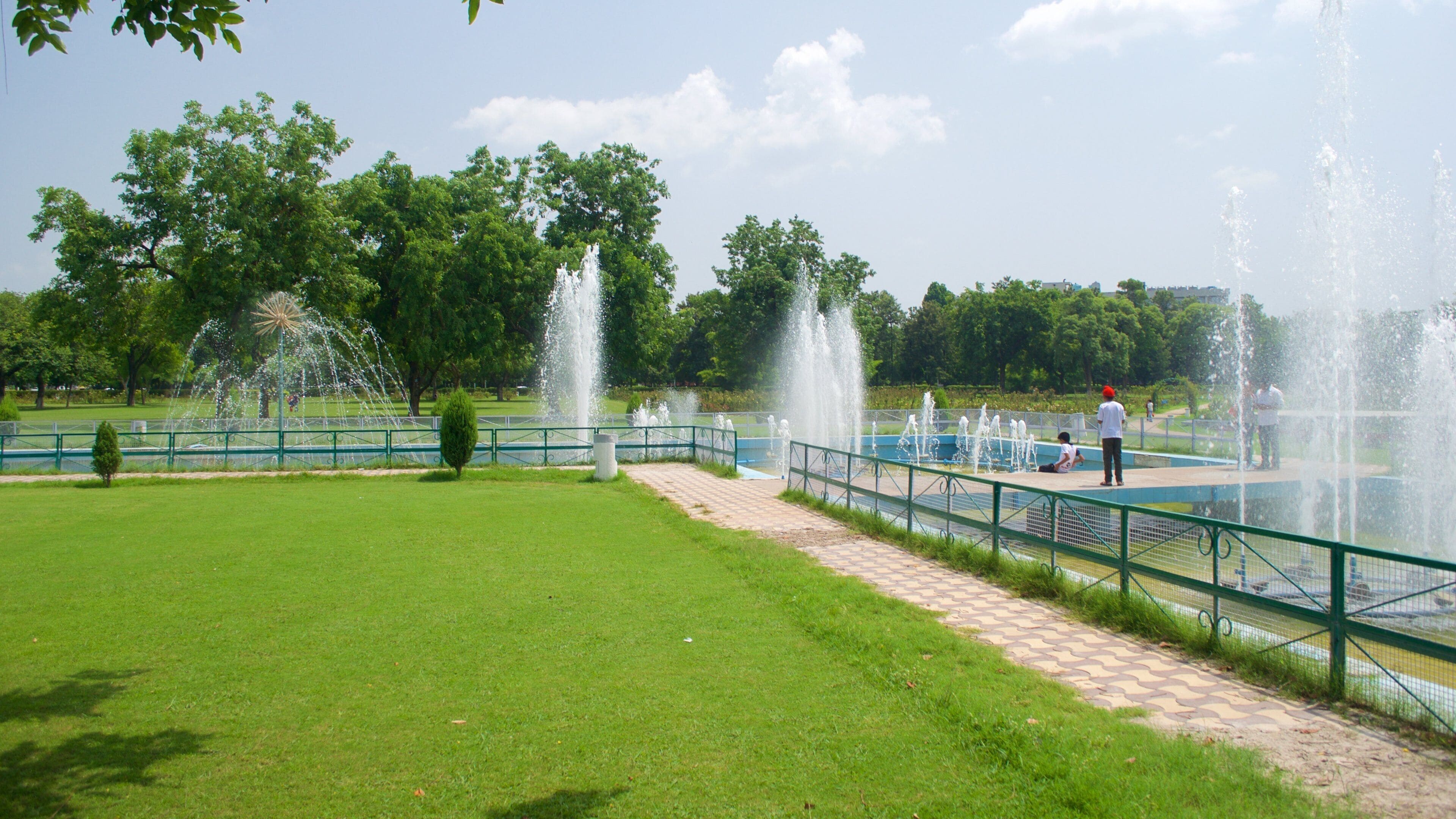 Zakir Rosengarten welches beinhaltet Garten und Springbrunnen