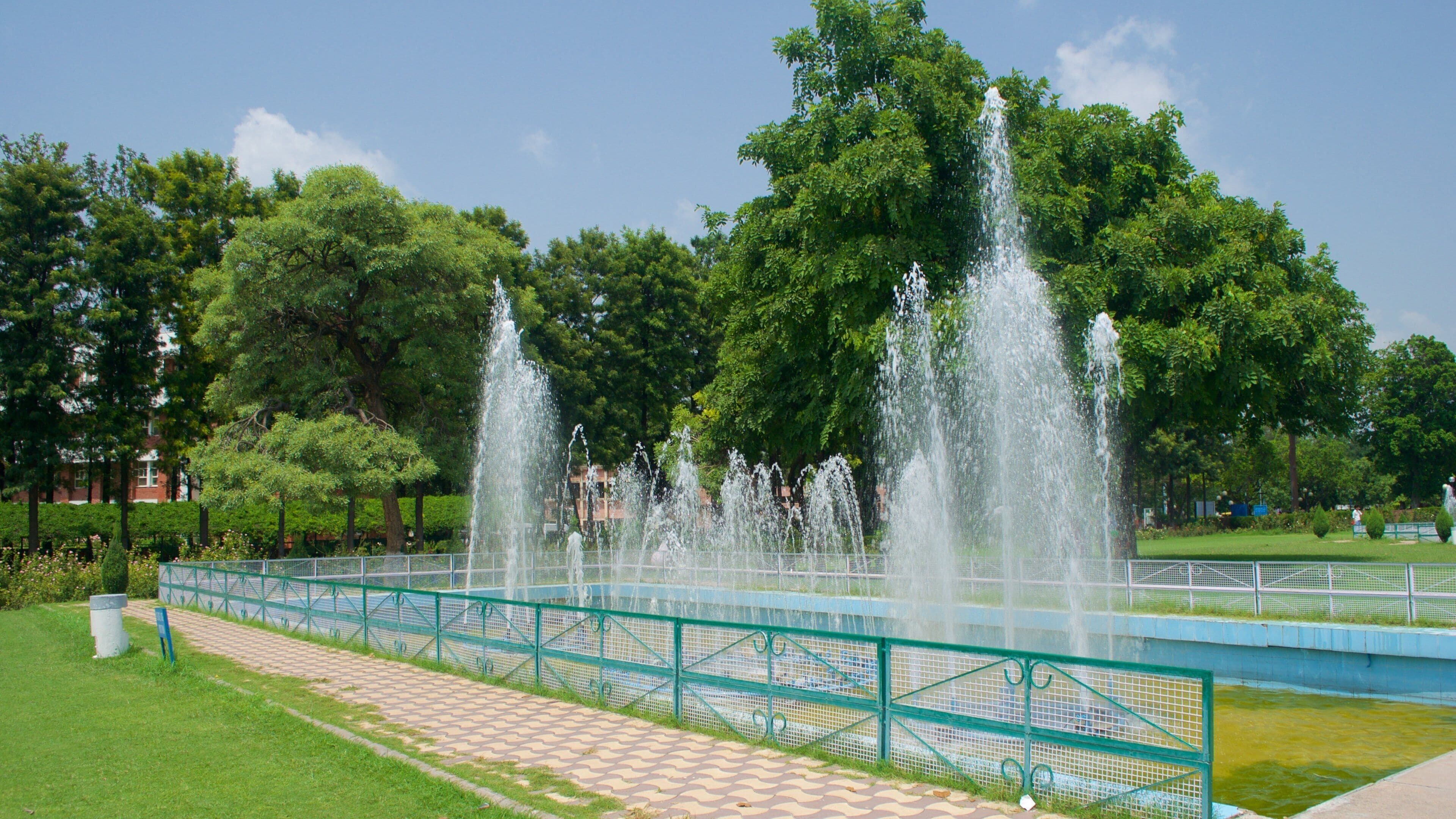 Zakir Rose Garden showing a fountain and a park
