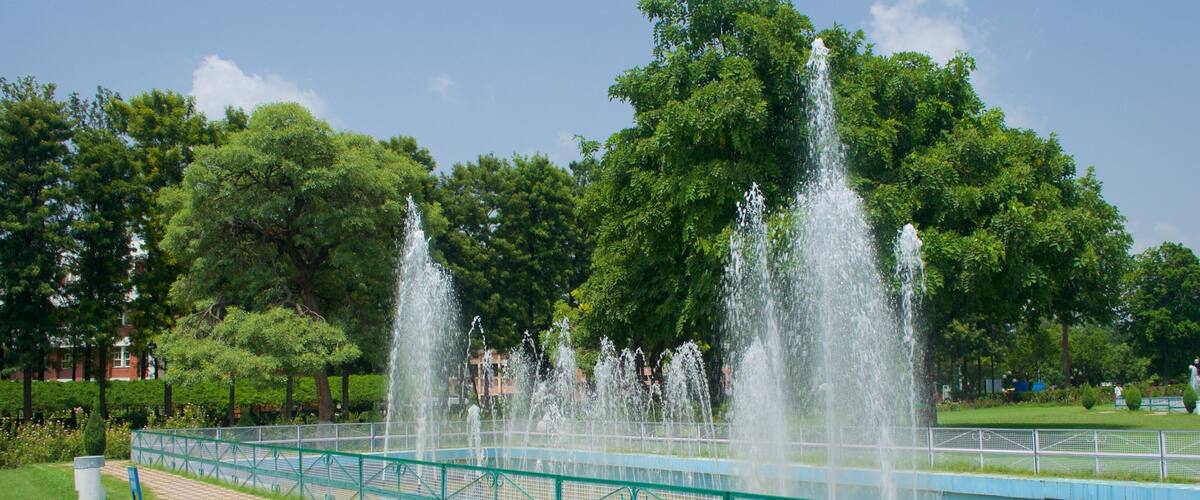 Rosaleda de Zakir mostrando un jardín y una fuente