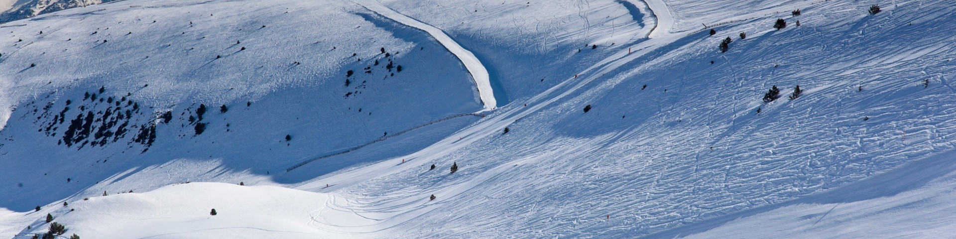 恩坎普格蘭伐拉滑雪區 呈现出 山 和 下雪
