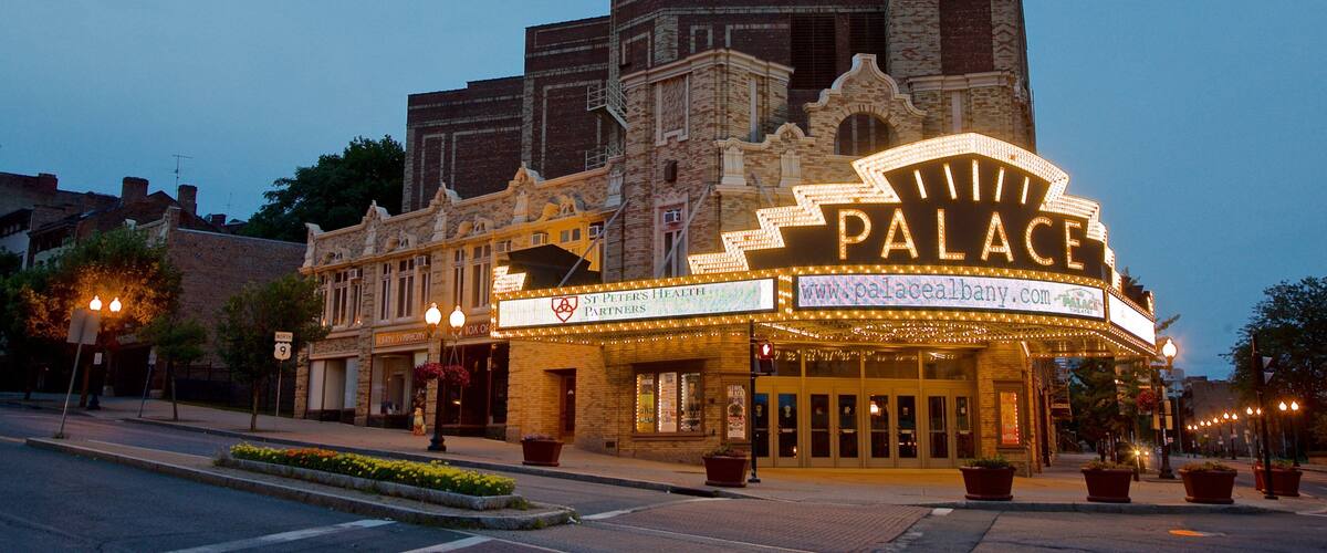Palace Theater featuring heritage architecture, signage and night scenes