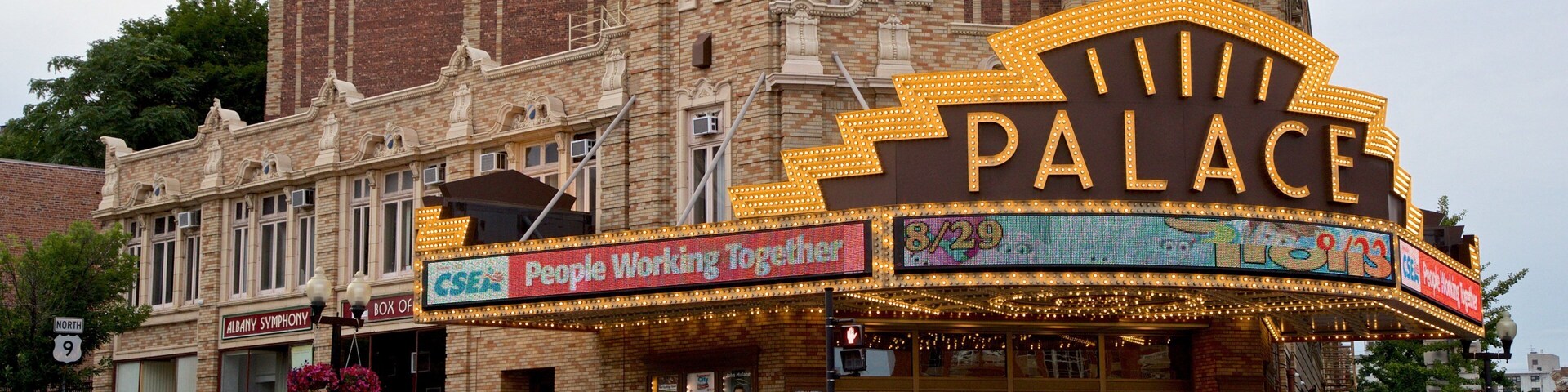 Teatro Palace que incluye arquitectura patrimonial y señalización