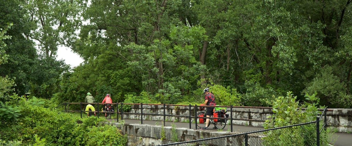 Old Erie Canal Historic State Park inclusief een brug en een park en ook een klein groepje mensen