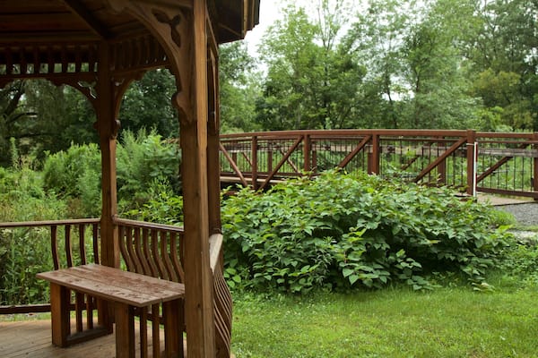 Old Erie Canal Historic State Park das einen Brücke und Garten