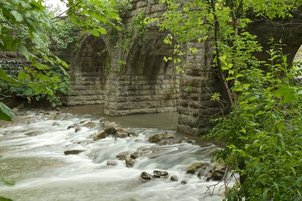 Parc d\'État historique Old Erie Canal mettant en vedette rivière ou ruisseau et pont