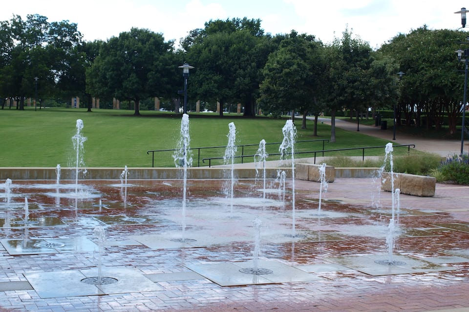 A water fountain with multiple jets in a park.