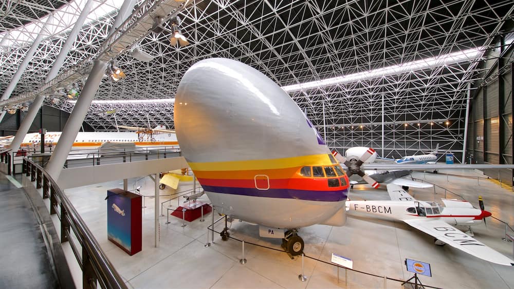 Un grand avion orné d’une bande multicolore est garé à l’intérieur d’un hangar.