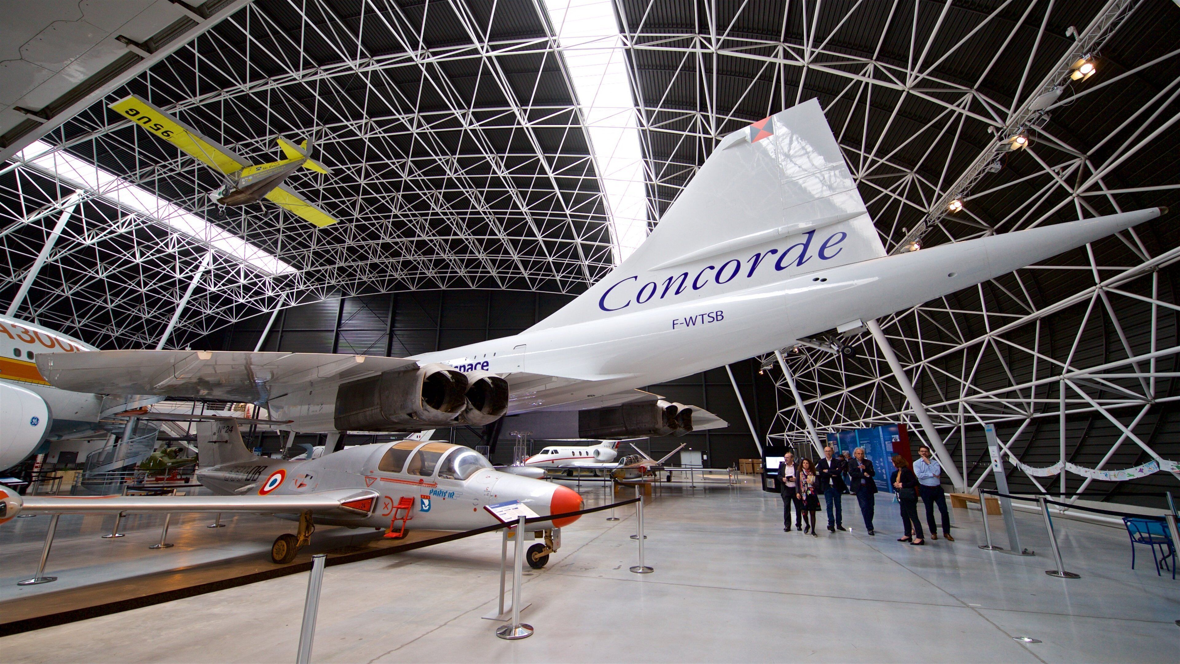 Airbus toont vliegtuigen en interieur en ook een klein groepje mensen