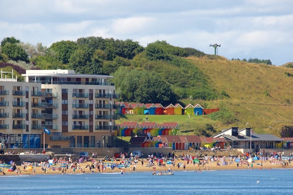 North Bay Beach presenterar en sandstrand, en kuststad och ett hotell
