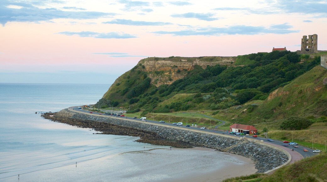 Playa de North Bay ofreciendo vistas de paisajes, una ciudad costera y una playa