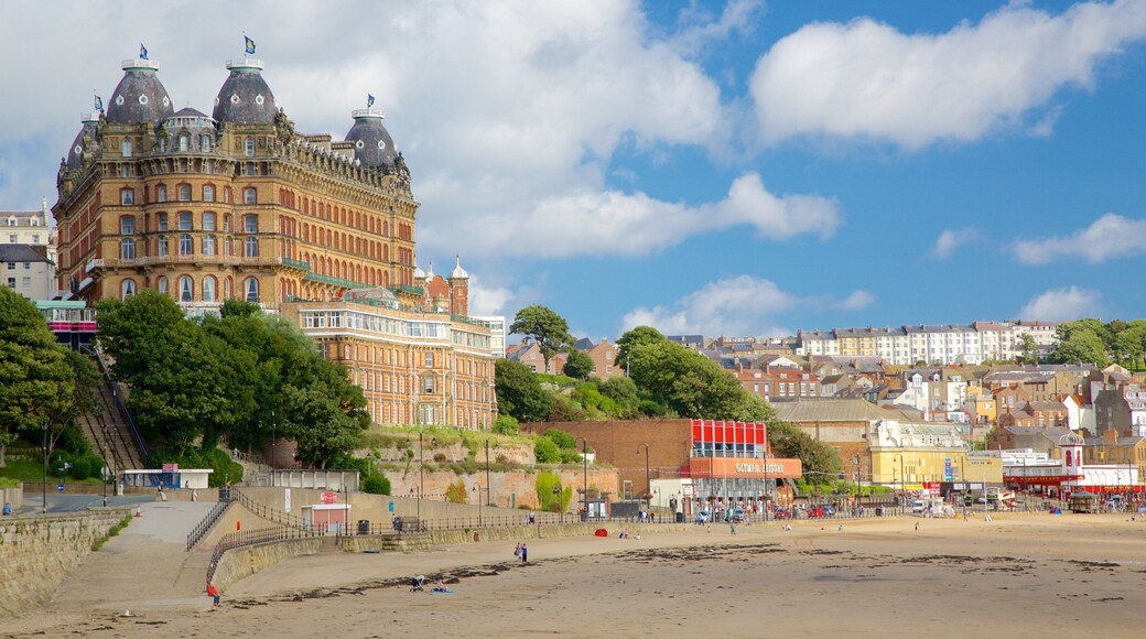 Playa de South Bay ofreciendo una ciudad costera, un hotel y patrimonio de arquitectura