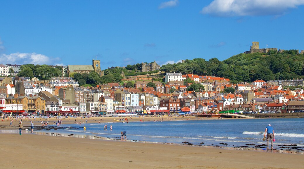Playa de South Bay ofreciendo una ciudad costera y una playa de arena