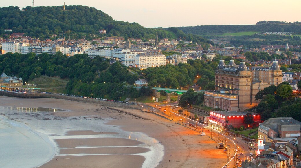 Playa de South Bay que incluye una playa y una ciudad costera
