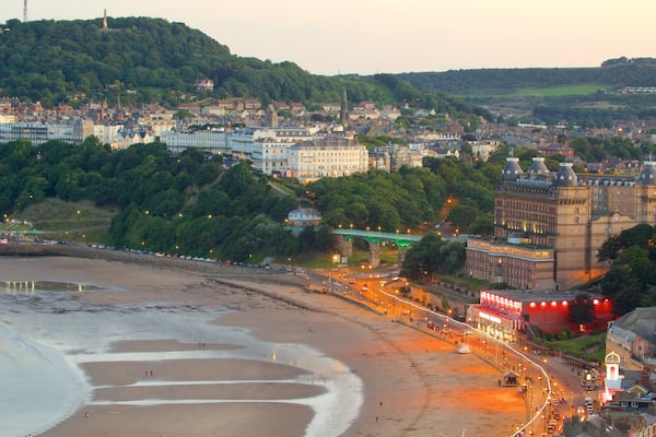 South Bay Beach som visar en kuststad och en sandstrand