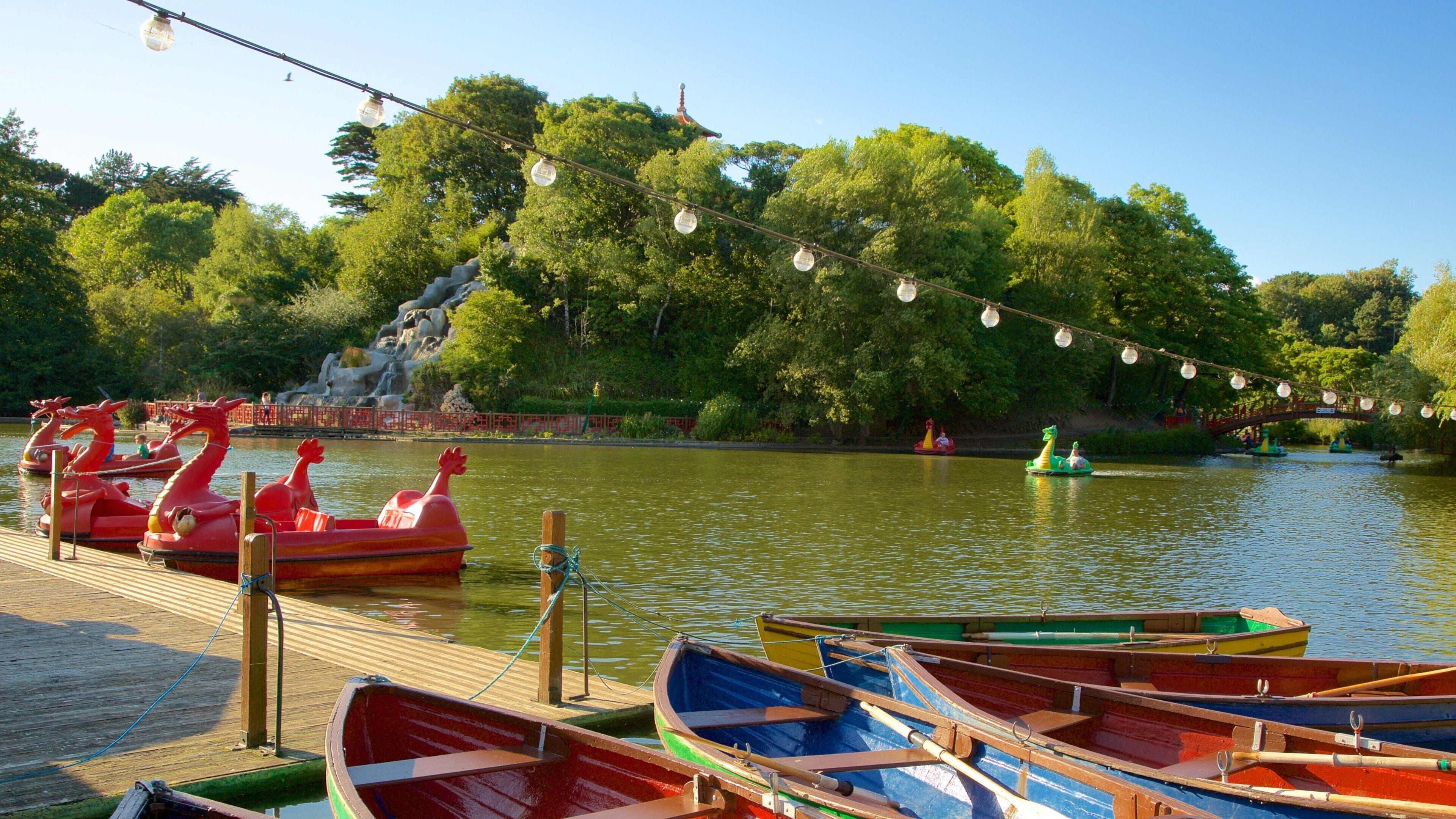 Peasholm Park som visar en park, en å eller flod och en hamn eller havsbukt