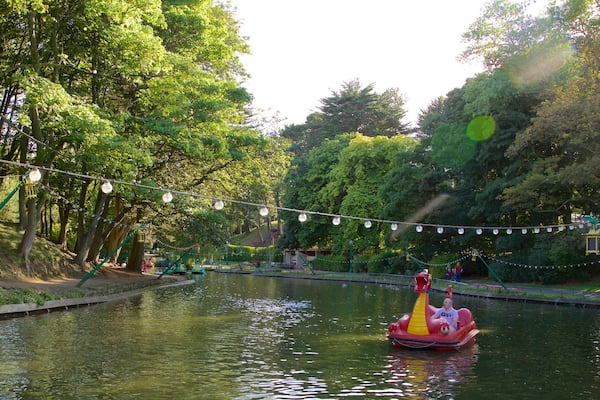 Peasholm Park som visar en park, vattensporter och en Ă„ eller flod