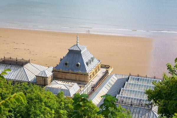 Scarborough Spa welches beinhaltet historische Architektur, Strand und Wellness und Spa