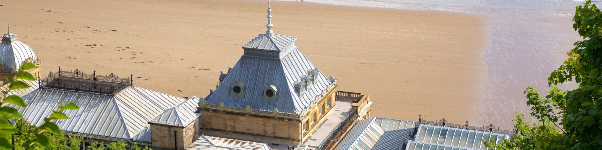 Scarborough Spa welches beinhaltet historische Architektur, Strand und Wellness und Spa