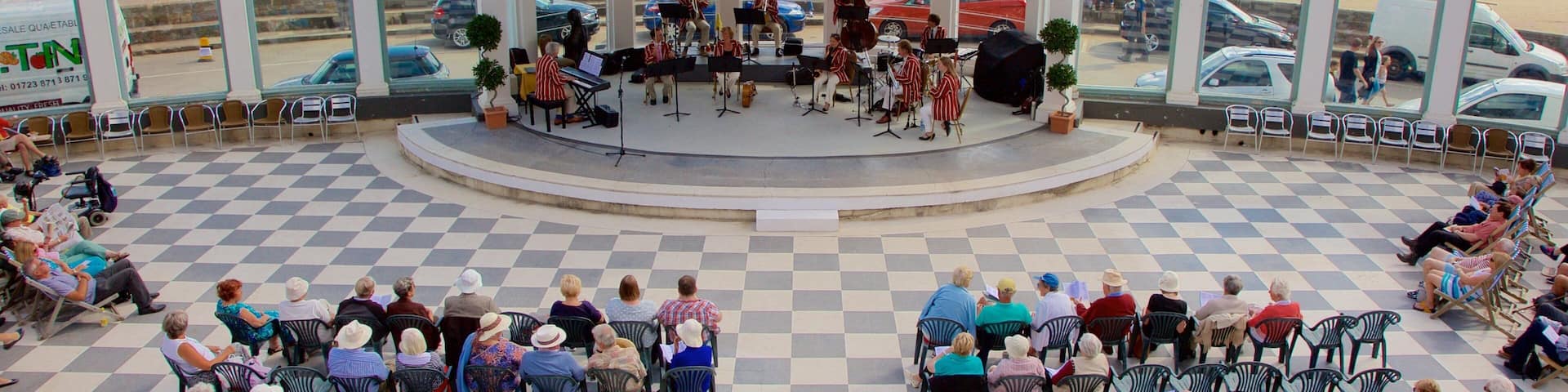 Scarborough Spa featuring performance art, theater scenes and general coastal views