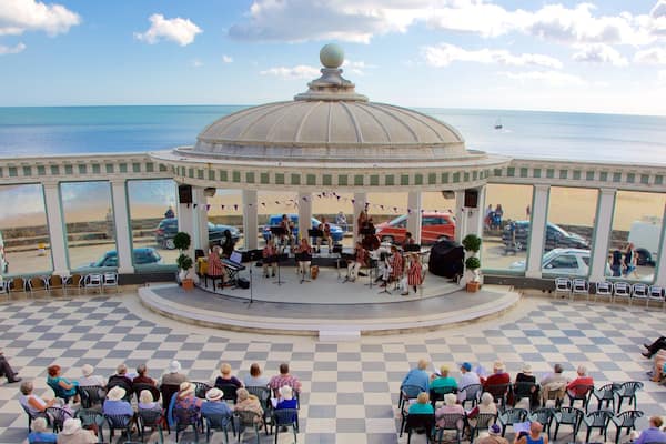 Scarborough Spa som inkluderar teaterscener, performance art och musik